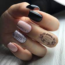 Uñas decoradas con dos uñas diferentes a las otras tres una tiene flores blancas y el resto de la. 2
