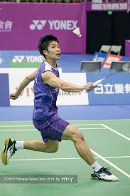 台灣羽球一哥周天成昨天在東京奧運羽球男單小組賽獲勝，拿下 8 強門票，也成為台灣首位連兩屆叩關奧運羽球男單 8 強的好手。2018年周天成接受《經理人月刊》專訪，談他在賽場上遭遇逆境後如何琣養恢復能力，不斷突破自己： 「羽球一哥」周天成，今年首次在亞洲運動會中男單比賽鍍銀，寫. å'¨å¤©æˆchou Tien Chen Yonex Chinese Taipei Badminton