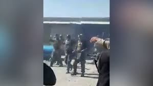 استمر القتال العنيف بين القوات الحكومية في أفغانستان ومسلحي حركة طالبان ليلةً أخرى، وسط تقارير عن أن الحركة الإسلامية تمكنت من السيطرة على خمس مناطق إضافية في البلاد. Ø£ÙØºØ§Ù†Ø³ØªØ§Ù† Ø·Ø§Ù„Ø¨Ø§Ù† ØªØ³ÙŠØ·Ø± Ø¹Ù„Ù‰ Ù…Ø¹Ø¨Ø± Ø­Ø¯ÙˆØ¯ÙŠ Ø±Ø¦ÙŠØ³ÙŠ Ù…Ø¹ Ø¨Ø§ÙƒØ³ØªØ§Ù† Cnn Arabic