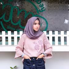 Tambahan lagi jika sopan bertudung … 8 Trik Gaya Hijab Simple Buat Cewek Berpipi Chubby