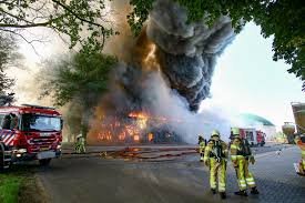 Het dak van de woning aan de diezerkade wordt verwijderd. Brand Bij Biogasinstallaties In Zwolle En Dalfsen Veiligheidsregio Ijsselland