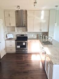 Beautiful Kitchen Design With Off White Cabinets Light Beige Granite And Soft Light Brown Brick Backspla Beige Kitchen Chic Kitchen Off White Kitchen Cabinets