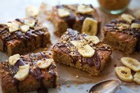 Ich dekoriere den recht unspektakulär aussehenden zitronenkuchen vom blech gerne noch zusätzlich mit zitronenabrieb oder goldenem zuckerdekor. Zucchini Nuss Kuchen Mit Krokant Und Bananenchips Simply Vegan