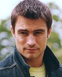 Cmentarz parafialny w Wolborzu (Sektor B1/ Rząd 1/ grób 58) Waldemar Goszcz  (1973-2003) Polski piosenkarz, aktor i model. W 1993 roku wygrał prestiżowy  konkurs Twarz Roku, wskutek czego stał się jednym z