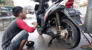 Untuk mengganti busi motor honda beat karbu dan beat injeksi harus membuka cover center body atau biasa disebut cover tutup klep. Motor Mogok Saat Hujan Coba Lakukan 5 Hal Ini
