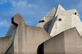 Standing like a concrete mountain amid a wood, the jagged concrete volume of the neviges mariendom cathedral of saint mary of neviges towers over its surroundings. Gallery Of Ad Classics Neviges Mariendom Gottfried Bohm 16