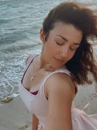 Salía por una sesión de fotos al aire libre, a orillas del mar… y tuve una  idea precipitada, pero supe dentro de mi corazón que se lograría algo  increíble 🔥😍 Este viernes