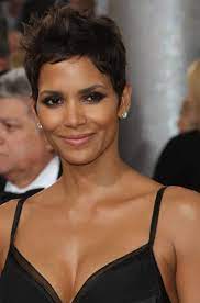 On the other hand, the spiked hair bears the look so beautiful! Halle Berry Halle Berry Hairstyles Halle Berry Short Hair Short Hair Styles