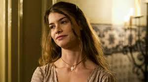 Alinne Moraes surge irreconhecível para nova novela da Globo e visual chama atenção
