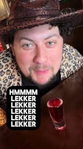 𝗦𝗛𝗢𝗧𝗝𝗘 𝗩𝗔𝗡 𝗗𝗘 𝗪𝗘𝗘𝗞: 𝗸𝗲𝗿𝘀𝗲𝗻𝘃𝗹𝗮𝗮𝗶 🍒🥧 #devrienden  #devriendenutrecht #shotjes #barman #werkenindehoreca #utrecht #utrechtcity