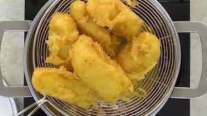 It is typically consumed as a snack in the morning and afternoon. Crispy Deep Fried Banana Fritters Pisang Goreng Mykitchen101en Com