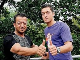 Mesut özil'in konu olduğu haberlere yapılan yorumlarda, futbolseverler ve halk arasında devam eden tartışmada asıl konuşması gereken özil'in susması ise dikkat çekici. Mesut Ozil In Otobiyografisinden Bazi Bolumler