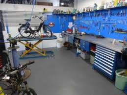 Funf Wege Ihre Garage Moderner Zu Gestalten Pvc Fussbodenbelag Pvc Fliesen Und Industrieboden