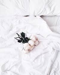 A Bed Of White Roses In 2020 White Aesthetic White Roses White Bed Sheets