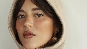 Catherine Bruneau's Instagram, Twitter & Facebook