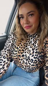 Hola, buenas noches, cómo estás? Esos perros son bravos, te voy a seguir  para que no te hagan nada, es un placer...