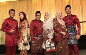 Bagi yang tidak tahu, aliff syukri bukanlah anak tunggal kepada bonda rozita dan kamarzaman kamaluddin, dia juga mempunyai seorang kakak bernama yatie yang kini menguruskan sendayu. Usik Mengusik Penyeri Majlis Perkahwinan Adik Aliff Syukri Kak Fas Online