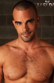 Damien Cross's Instagram, Twitter & Facebook