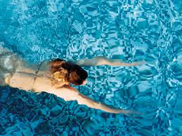 Frau schwimmt nackt in einem Bad … – Bild kaufen – 10178174 ❘ Image  Professionals