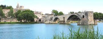 Il a été construit à la fin du xvième siècle (entre 1578 et 1607) et mesure 238 mètres de long pour 20 mètres de large. Pourquoi Le Pont D Avignon Est Il Si Celebre Carigami Le Magazine