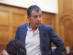 Ερωτάται λοιπόν το ποταμι και ο σταύρος θεοδωράκης μιλώντας στο ραδιόφωνο του real 97,8, ο σταύρος θεοδωράκης επανέλαβε τη γνωστή θέση του πως πρέπει να εκλεγεί άλλη κυβέρνηση από. Stayros 8eodwrakhs To Potami Dwrise Olo Ton E3oplismo Twn Grafeiwn Toy Deite Poy Flash Gr