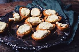 Croutons Grilles Avec Fromage De Chevre Le Coup De Grace Recipe Food Pretzel Bites Bread