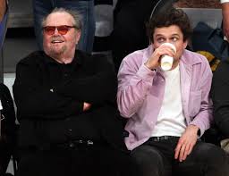 Duke nicholson is offering the rare update on his famed grandfather, jack nicholson. Xxl Gonnung Hier Verputzt Jack Nicholson Pommes Burger Promiflash De