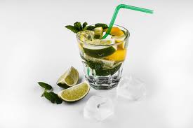 Auf freepik können sie die beliebtesten fotos mit alkoholische cocktails finden und herunterladen. Foto Alkoholische Getranke Mojito Limette Cocktail Dubbeglas