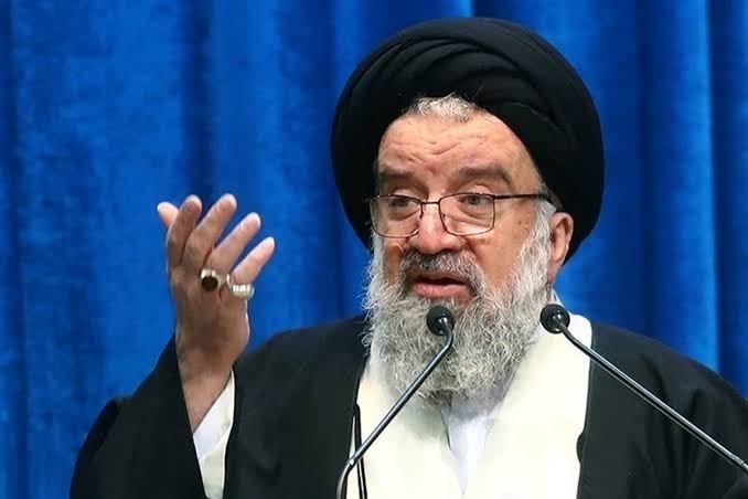 سید احمد خاتمی، امام جمعه موقت تهران: ما این گرانی‌ها را در دولت شهید رئیسی هم از همین تریبون اعلام کردیم، چون برای ما حفظ نظام مهم است؛ این گرانی‌ها به نظام