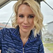 Luomu luonnollinen Nainen.Aika vähän meikkejä.Kaikki teenäisyys  poissa.Nainen/naiset joista pidän.