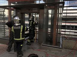 Patricia olmedo cayó por el hueco desde un piso 14. Atrapados Tres Horas Y Media En El Ascensor De Fuenlabrada Central Ser Madrid Sur Hora 14 Madrid Sur Cadena Ser