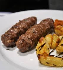 Rezept Kroatische Cevapcici Hackfleischrollchen Vom Grill Mit Paprika Rezepte Rezept Cevapcici Chevapcici Rezept