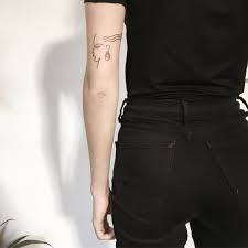 Dainty Tattoos This Tattoo Placement May Not Be New But It S Still Our Latest Favorite Tattoo Placement Arm Upper Arm Tattoos Tattoo Placement