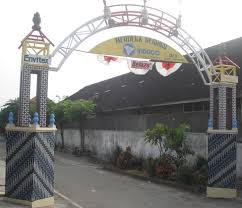 Jasa arsitek desain pondok pesantren yang kami buat ini berlokasi di tuban, jawa timur yang menerapkan konsep sekolah alam pada metode pendidikannya, berada di kota yang memiliki nilai kegamaan islam yang sangat kuat karena merupakan pusat penyebaran agama islam oleh walisongo. Contoh Pintu Gerbang Desa Minimalis Pagar Rumah