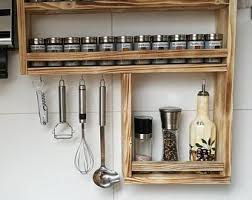 La Plataforma De Especias 4 Hecha De Madera Vieja Reciclada Etsy Wood Furniture Diy Diy Kitchen Storage Spice Shelf