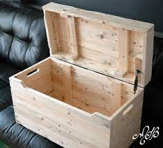 Découvrez les meilleures idées, inspirations et astuces pour fabriquer facilement et rapidement votre meuble en palette (+ guide en photos). Coffre A Jouet Pour Enfant Fait De Bois Recycle Bois De Palette Kid Wooden Chest Made Of Diy Wooden Projects Wood Pallet Furniture Woodworking Projects Diy