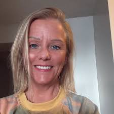 في كل مرة أرفع فيها صورة مع زوجي، يشعر معجبيه المتعطشون بالغضب لأنه ليس مع  رجل حار ذو العضلات، ذو العضلات البقري، مشعر ويريدونه. أحب إزعاجهم، لذا ها  نحن بعد تايلور سويفت -