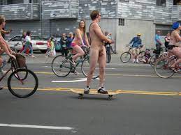 File:Fremont naked skateboarder 2009.jpg - Wikimedia Commons