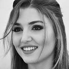 وتألقت هاندا أرتشيل في الصورة مرتدية سلوبيت كت وشورت بالون الأبيض بقصة مميزة تناسب مع. Ø­Ø¨ Ø§Ø¨ÙŠØ¶ ÙˆØ§Ø³ÙˆØ¯ Hande Hande Ercel Arab Lovers Facebook