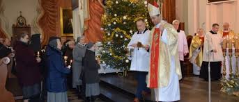 Jednym ze zwyczajów w matki boskiej gromnicznej jest święcenie przyniesionych przez wiernych do kościoła gromnic. Dzisiaj Uroczystosc Matki Boskiej Gromnicznej
