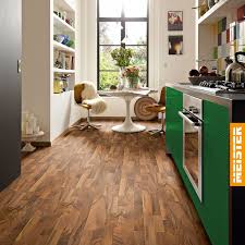 Nussbaumlaminat Als Kuchenboden Walnut Laminate Flooring In The Kitchen Laminat Kuchen Bodenbelag Kuchenboden