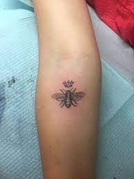 Honeybee Tattoo Queen Bee Tattoo Classy Tattoos For Women Bee Tattoo
