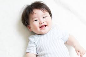 Si kecil juga sudah bisa duduk, mencoba berdiri, dan berjalan sambil berpegangan dengan mom atau benda lainnya. Mywdygx260hiem