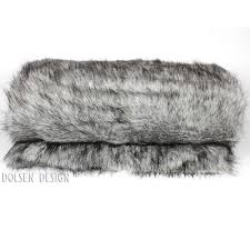 Das flauschige kunstfell in der größe 130 cm x 170 cm besteht aus 60 prozent polyester und 40 prozent modacryl und bietet somit eine perfekte alternative für echtfell. Silberfuchs Webpelzdecke Felldecke Grau 150x180cm Dolsen Design