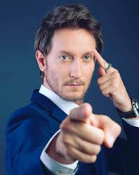 El exjugador se encuentra internado en el hospital san rafael de tunja y está estable sin soporte ventilatorio. Lior Suchard Thinking Heads