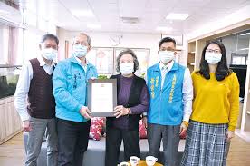 From wikimedia commons, the free media repository. é'éæ¥å ±å¨çè³è¨ç¶² å®é¤èäººéºæå¤§åä¹å®¶è¦ªäººæåªè'¬æ'ç¯æ¬¾20è¬