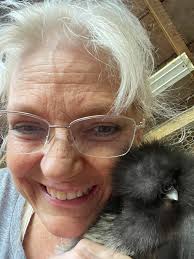 Hello everyone 🪶 Here is Mr. Feather, singing and playing for the chicken  that live in his town ! I hope you'll like 🌻 You can find more art