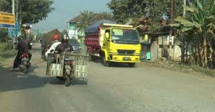 Itulah cara menyeberang dengan lebih aman di jalan asia afrika bandung. Jalur Pantura Rawan Macet Jalan Alternatif Rusak Dan Berdebu Bagian 1