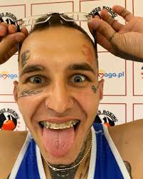 💪 Wczoraj dzielnie z ekipą Fast Fade Barber wspieraliśmy @boskigasiorowski  na @biznes_boxing_polska, jesteśmy z niego bardzo dumni! Dodatkowo udało  nam się dołożyć małą cegiełkę do organizacji podczas charytatywnej  licytacji. @klub_bokserski_btt ...