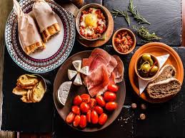 Eine typisch spanische küche gibt es nicht, weil sich das essen in spanien aus zu vielen unterschiedlichen regionen zusammensetzt, die alle ihre eigenen regionalküchen präsentieren. Die Spanische Kuche